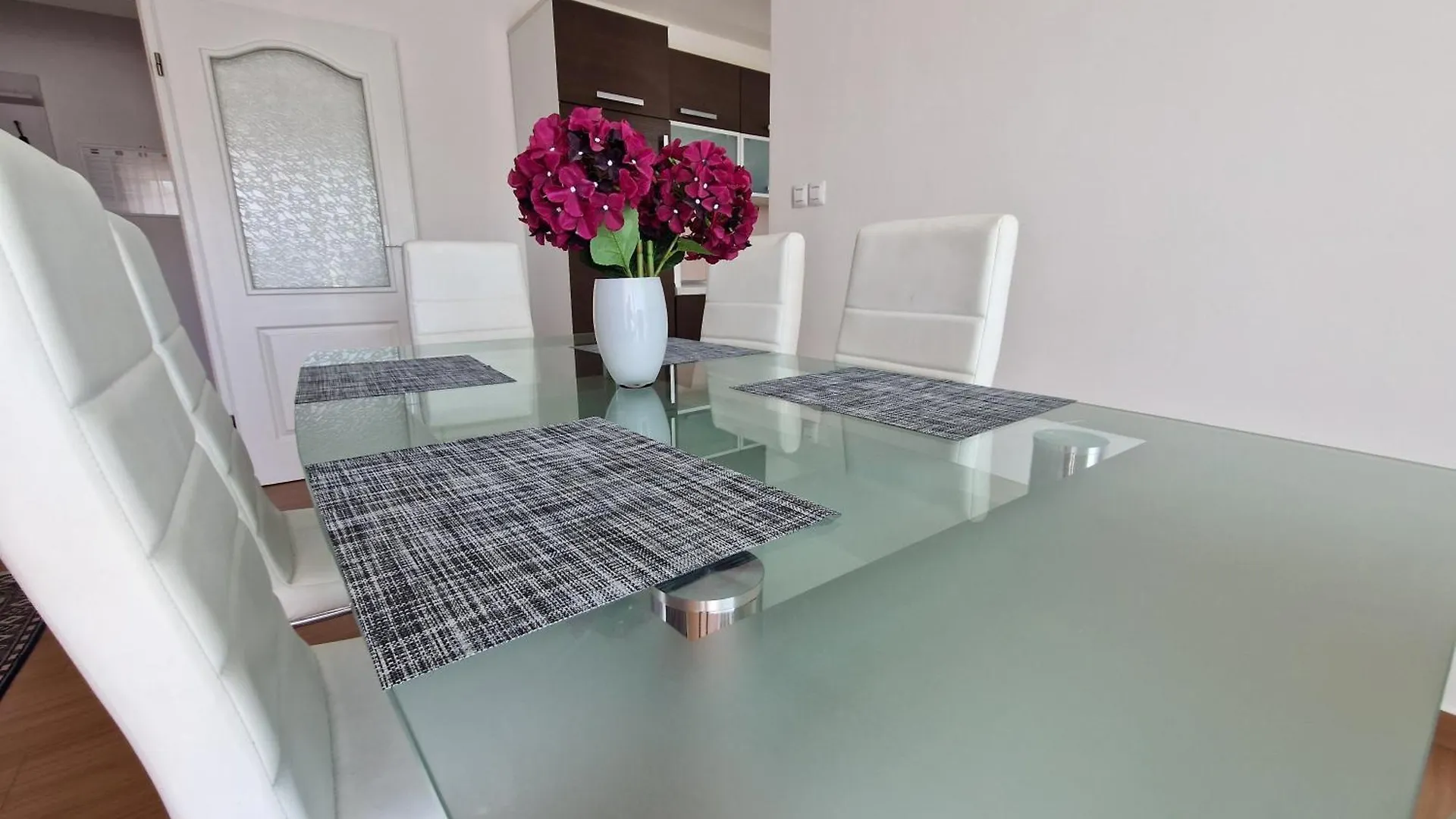 Modern Apartment Kompas Baska