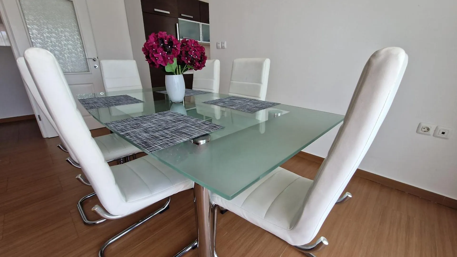 Modern Apartment Kompas Baska